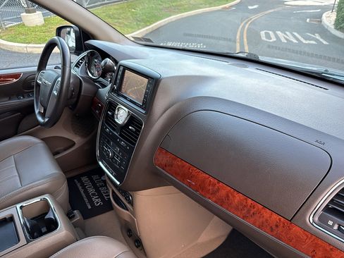 Used 2013 Chrysler Town & Country Touring-L w/ Entertainment Group #2 FWD image 33