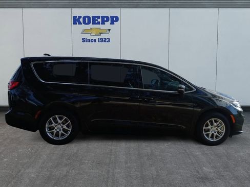 Used 2025 Chrysler Pacifica Select FWD image 6