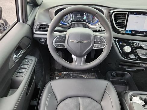 New 2025 Chrysler Voyager LX image 7