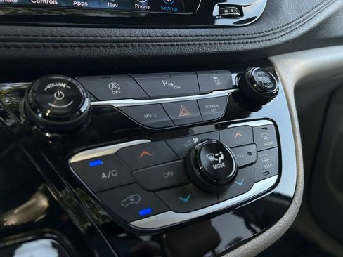 Used 2020 Chrysler Pacifica Limited FWD image 32