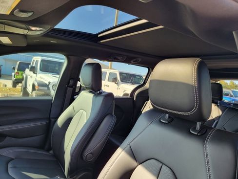 New 2026 Chrysler Pacifica Select image 16