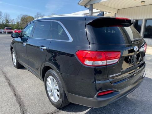 Used 2018 Kia Sorento LX image 3