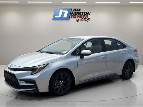 Used 2026 Toyota Corolla SE w/ SE Premium Package FWD image 1
