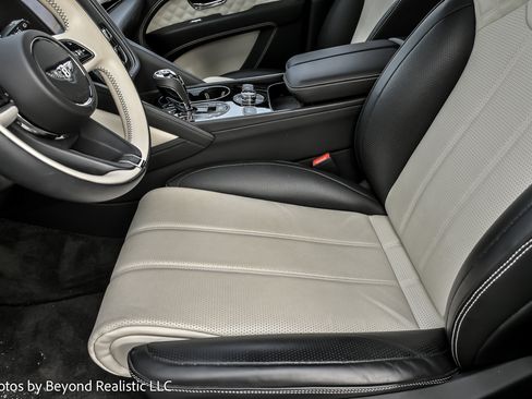 Used 2023 Bentley Bentayga Plug-In Hybrid image 25