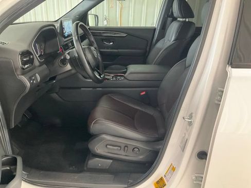 Certified 2025 Honda Pilot Black Edition image 4