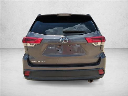 Used 2019 Toyota Highlander LE FWD image 6