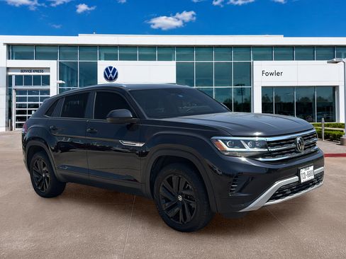 Used 2023 Volkswagen Atlas Cross Sport SE w/ Panoramic Sunroof Package FWD image 3