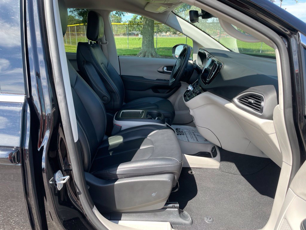 Used 2024 Chrysler Pacifica Touring-L FWD image 15