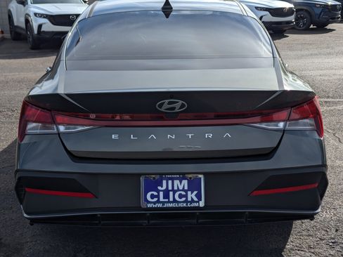 Used 2024 Hyundai Elantra SE image 3