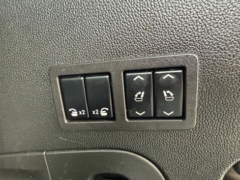 Used 2018 Cadillac Escalade Premium Luxury AWD/4WD image 24