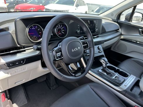Used 2024 Kia Carnival LX FWD image 21