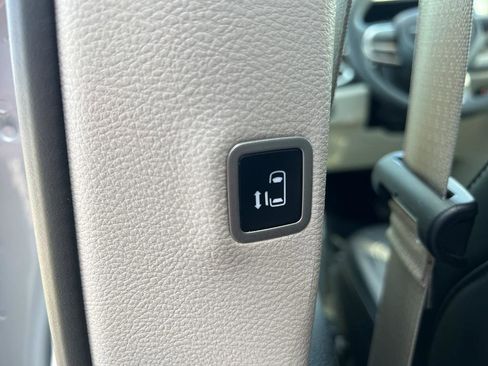 Used 2024 Chrysler Pacifica Touring-L image 22