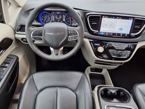 Used 2024 Chrysler Pacifica Touring-L image 6