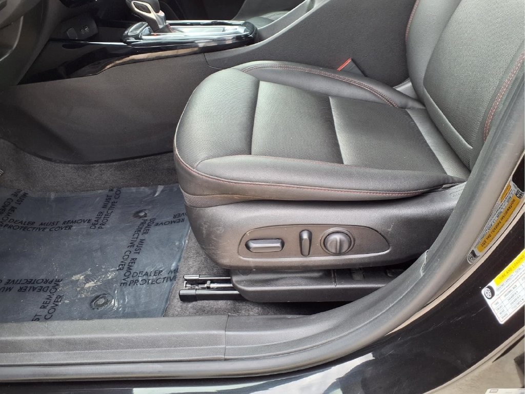 Used 2025 Chevrolet Trax RS FWD image 21