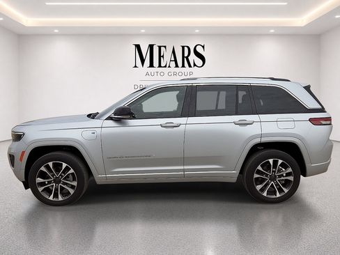 Used 2022 Jeep Grand Cherokee Overland w/ Luxury Tech Group IV AWD/4WD image 2