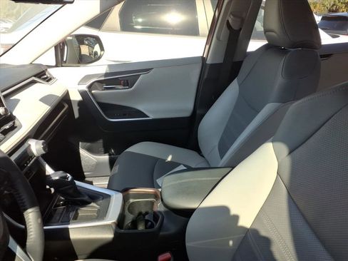 Used 2019 Toyota RAV4 Limited image 11