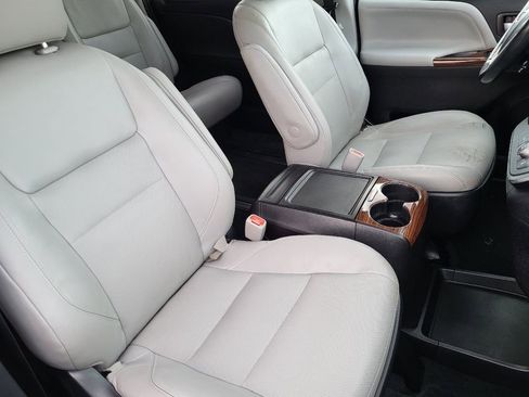 Used 2017 Toyota Sienna Limited image 18