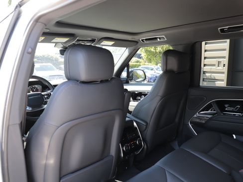 Certified 2025 Land Rover Range Rover SE AWD/4WD image 17