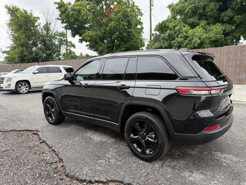 Used 2023 Jeep Grand Cherokee Altitude AWD/4WD image 8