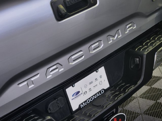 Used 2022 Toyota Tacoma TRD Off-Road w/ TRD Premium Off Road Package AWD/4WD image 9
