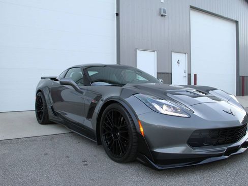 Used 2015 Chevrolet Corvette Z06 w/ 3LZ Preferred Equipment Group RWD image 5