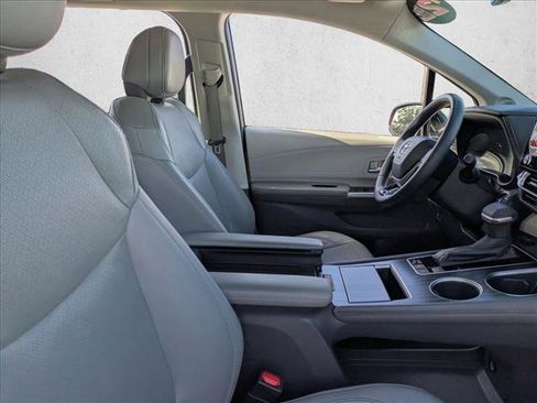 Certified 2022 Toyota Sienna Limited image 24