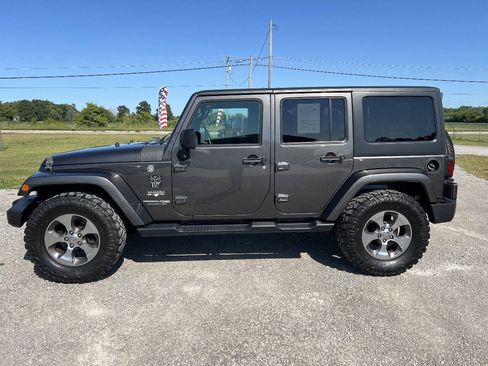 Used 2018 Jeep Wrangler Unlimited Sahara w/ Connectivity Group AWD/4WD image 5
