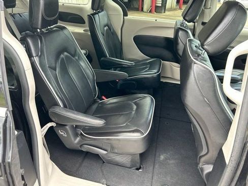 Used 2023 Chrysler Pacifica Limited FWD image 50