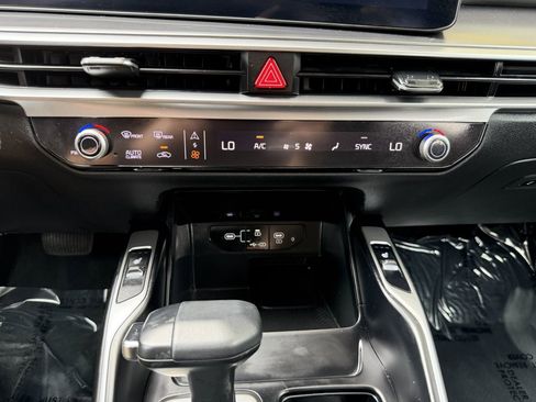 Used 2024 Kia Sorento S image 23