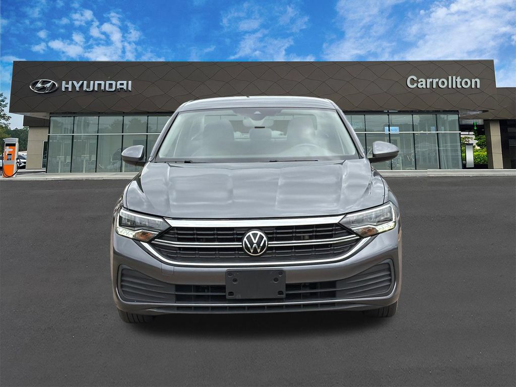 Used 2024 Volkswagen Jetta SE FWD image 2