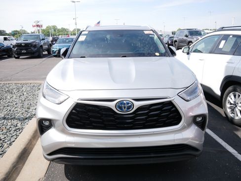Used 2023 Toyota Highlander XLE AWD/4WD image 2