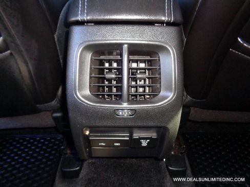 Used 2019 Jeep Cherokee Latitude Plus w/ Comfort/Convenience Group AWD/4WD image 18