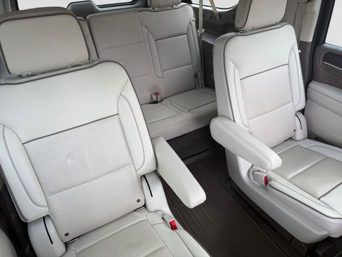 Used 2022 GMC Yukon XL Denali w/ Denali Premium Package image 18