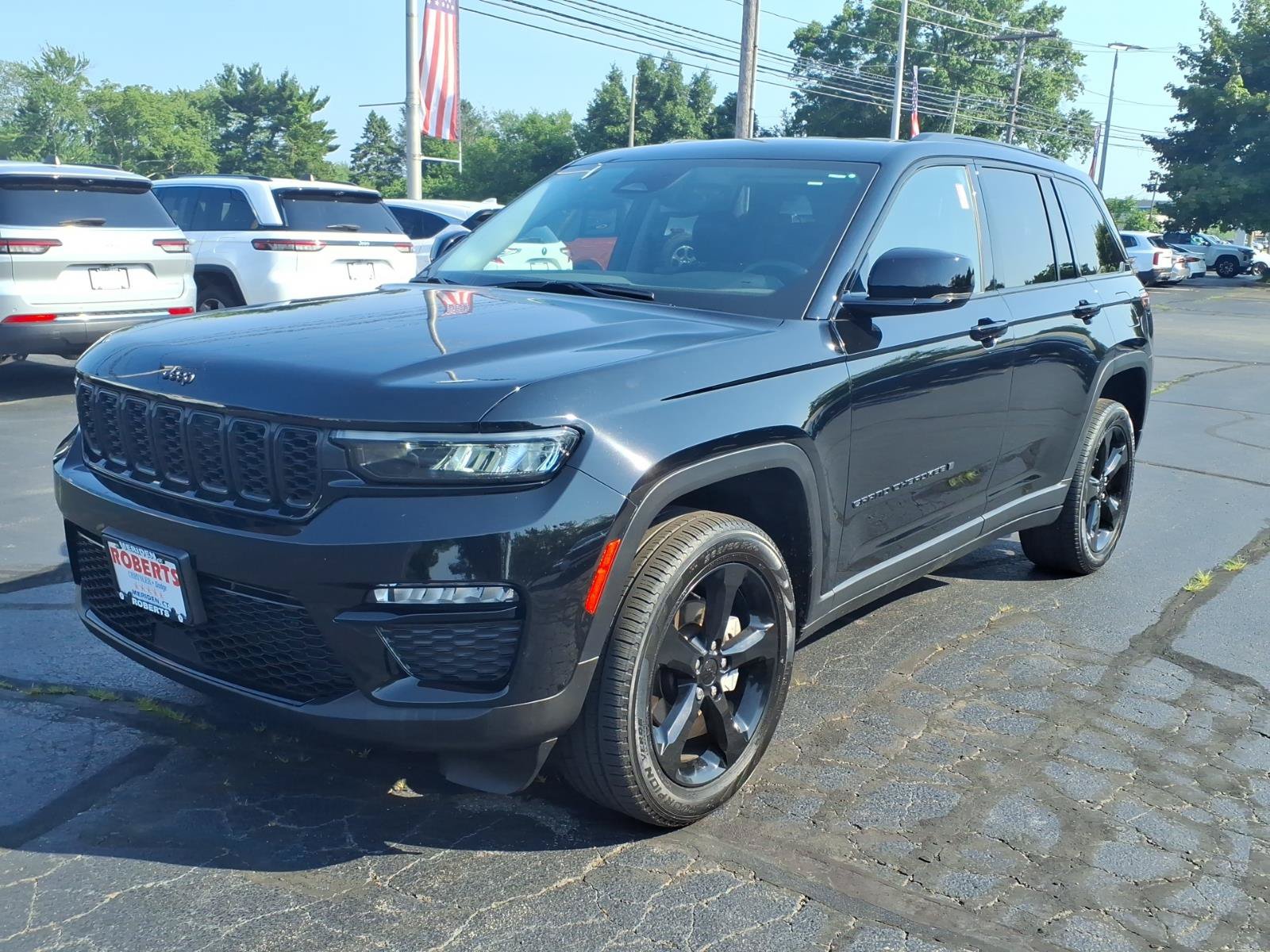 Used 2023 Jeep Grand Cherokee Limited w/ Black Appearance Package AWD/4WD image 3
