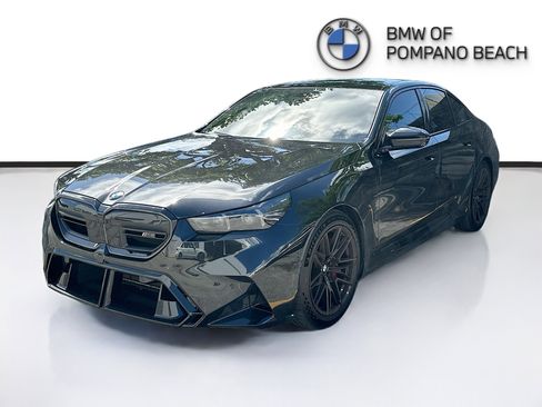 Used 2025 BMW M5 w/ Executive Package image 3