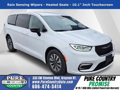 Used 2024 Chrysler Pacifica Select