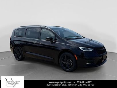 New 2026 Chrysler Pacifica Select w/ S Appearance Package