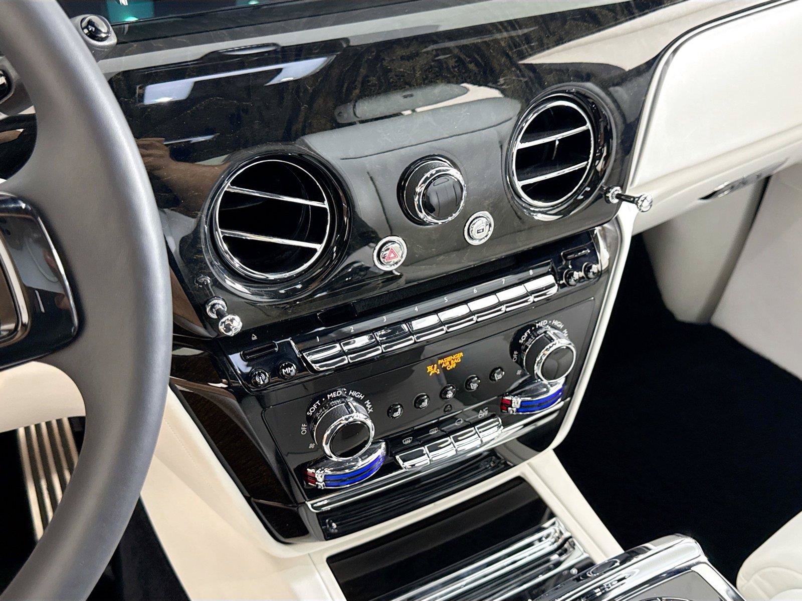 Used 2023 Rolls-Royce Phantom Sedan RWD image 20