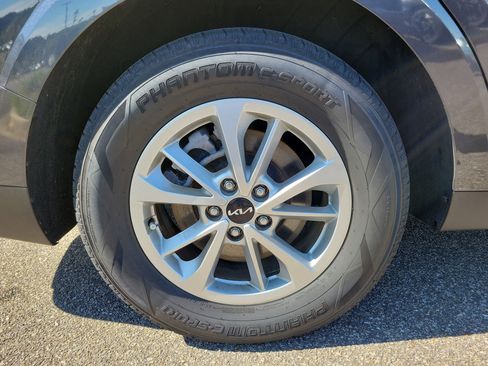 Used 2023 Kia Carnival LX image 26