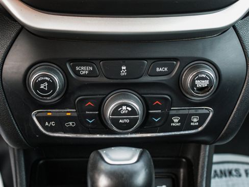 Used 2018 Jeep Cherokee Trailhawk AWD/4WD image 20