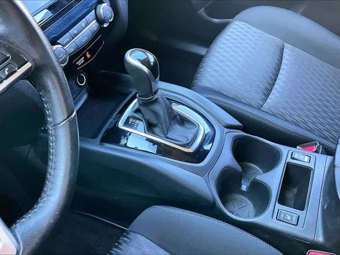 Used 2019 Nissan Rogue SV image 15