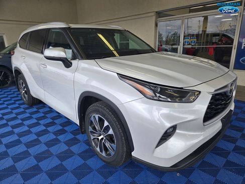 Used 2022 Toyota Highlander XLE image 1