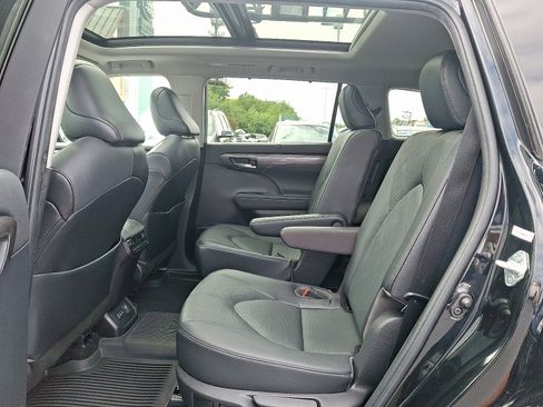 Used 2022 Toyota Highlander Platinum image 10