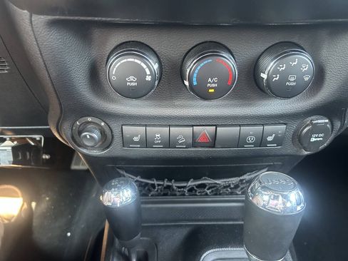 Used 2013 Jeep Wrangler Rubicon w/ PWR Convenience Group AWD/4WD image 17