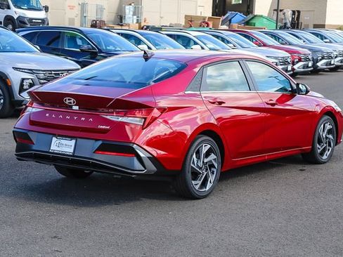 New 2025 Hyundai Elantra Limited FWD image 5