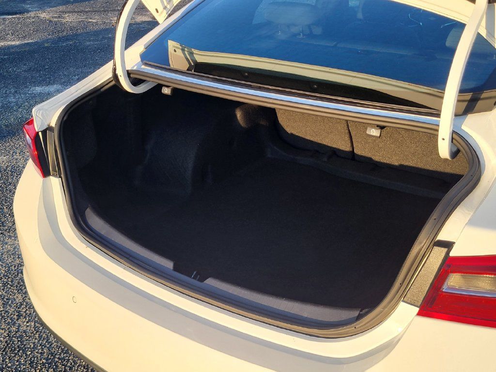 Used 2025 Chevrolet Malibu LT FWD image 3