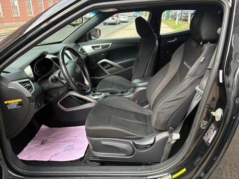 Used 2017 Hyundai Veloster Value Edition FWD image 13