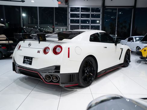 Used 2016 Nissan GT-R NISMO AWD/4WD image 4