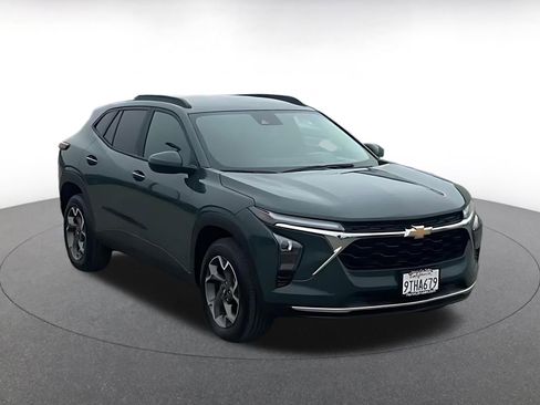 Used 2025 Chevrolet Trax LT w/ LT Convenience Package image 3