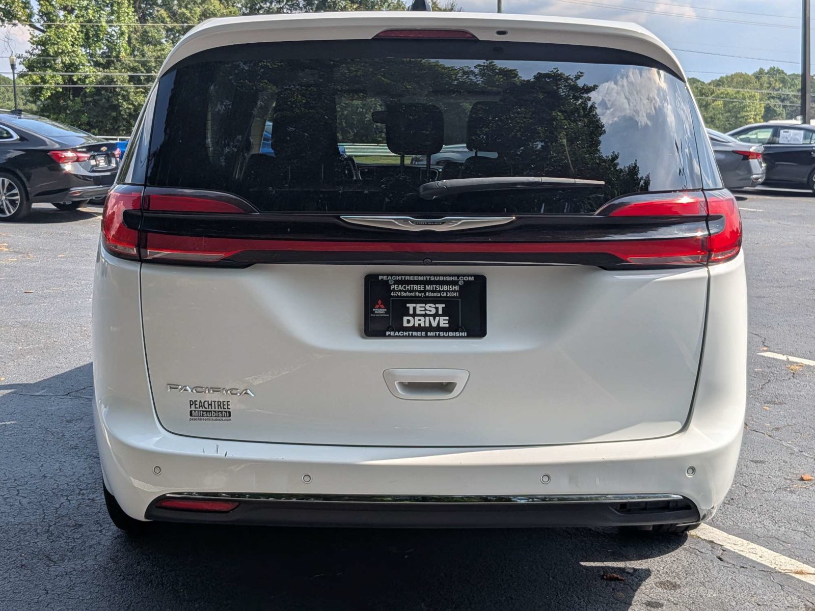 Used 2024 Chrysler Pacifica Touring-L FWD image 5